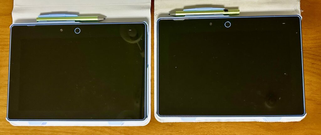 兄弟2人分の学習用タブレット2台を並べた写真