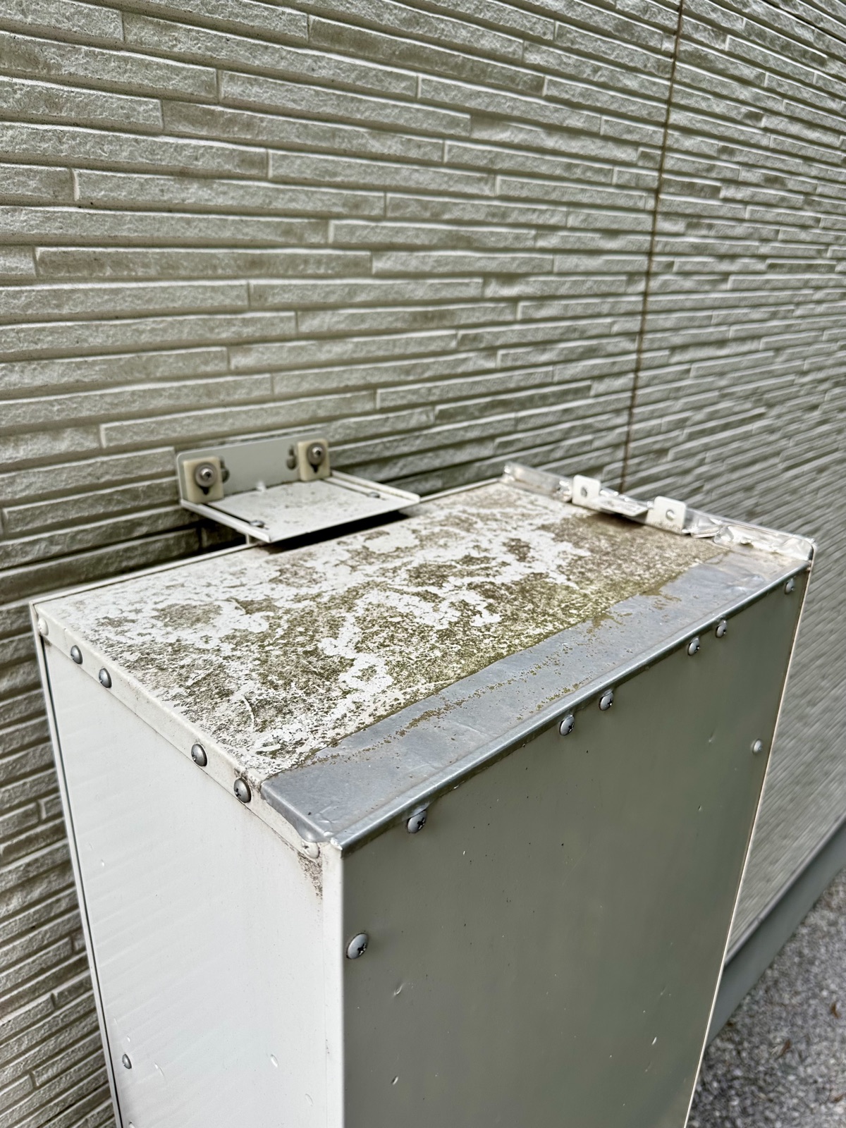 給湯器の天板。アルミホイル部分は業者による雨水対策の応急処置(写真は修理後)