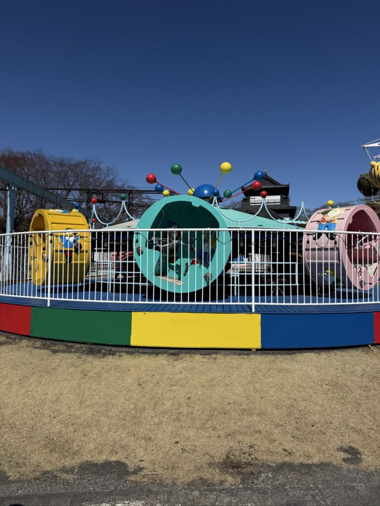 宇都宮動物園のミニ遊園地にあるカラフルな回転型の乗り物