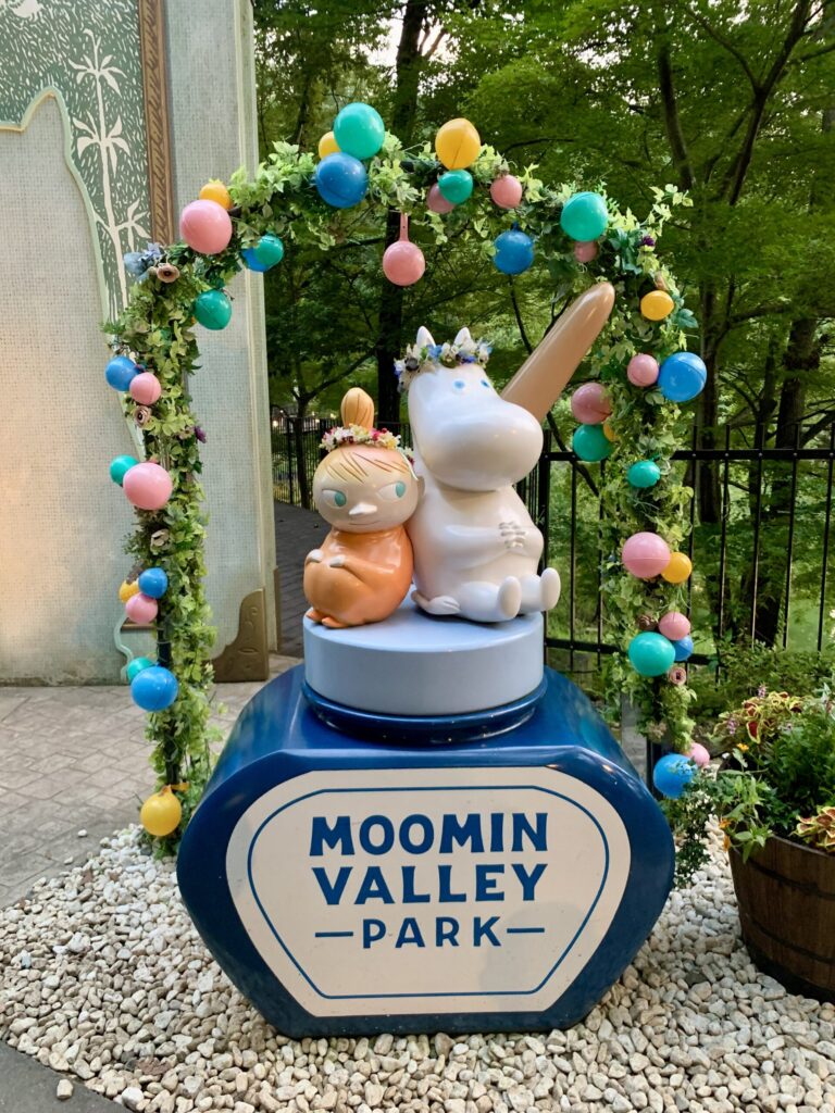ムーミンバレーパーク入口のムーミンとリトルミイのフォトスポット