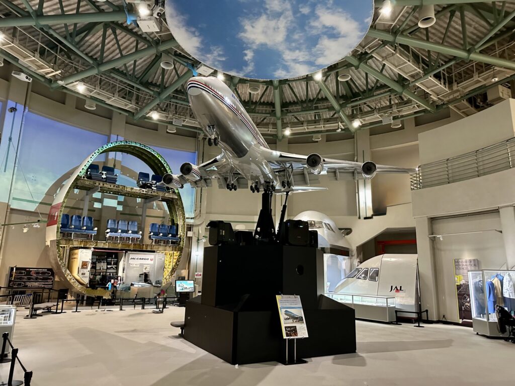 航空科学博物館の館内に展示されたボーイング747の大型模型と胴体断面