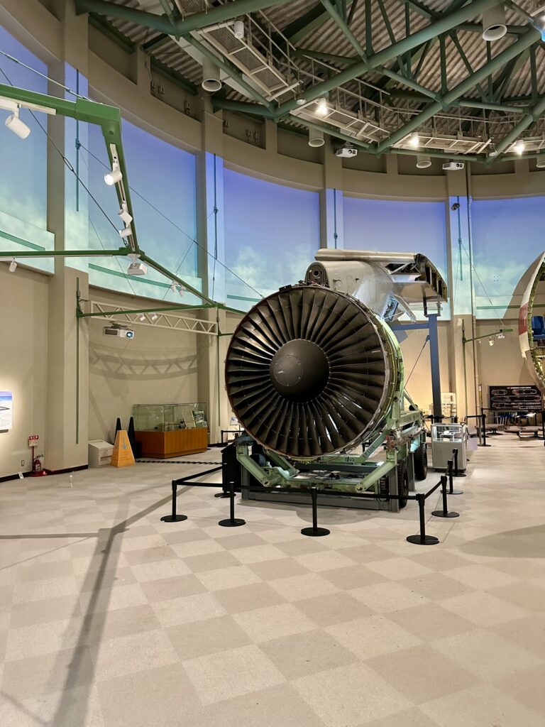 航空科学博物館に展示された旅客機用ジェットエンジンの実物