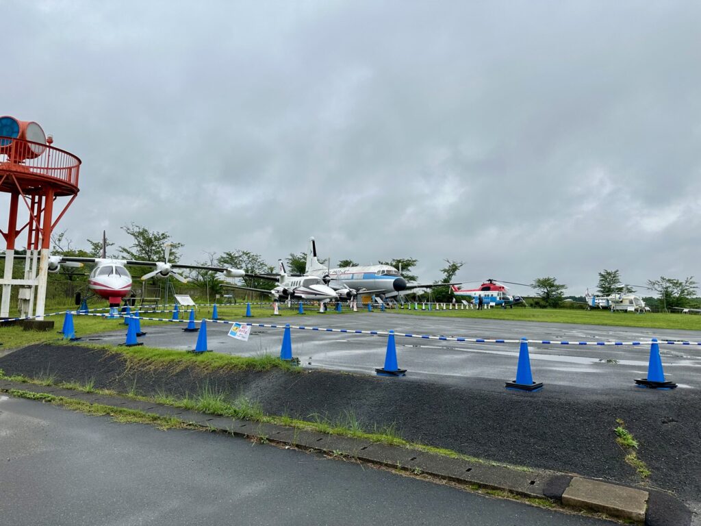 航空科学博物館の屋外展示場に並ぶYS-11などの航空機