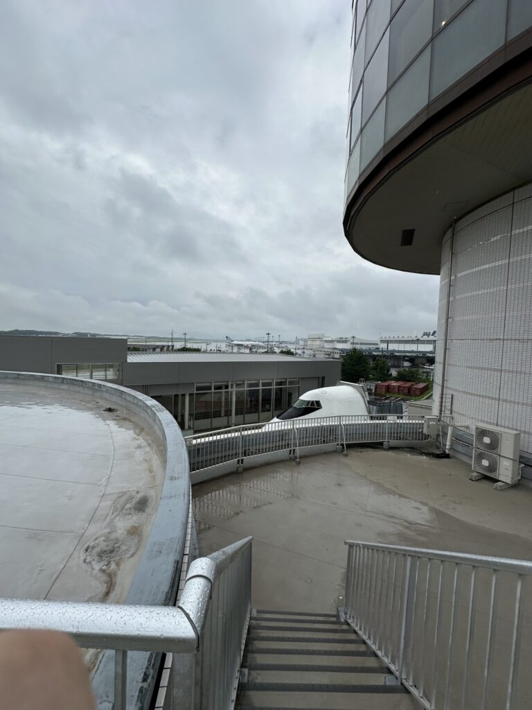 航空科学博物館の展望デッキから見下ろす747機首と成田空港方面