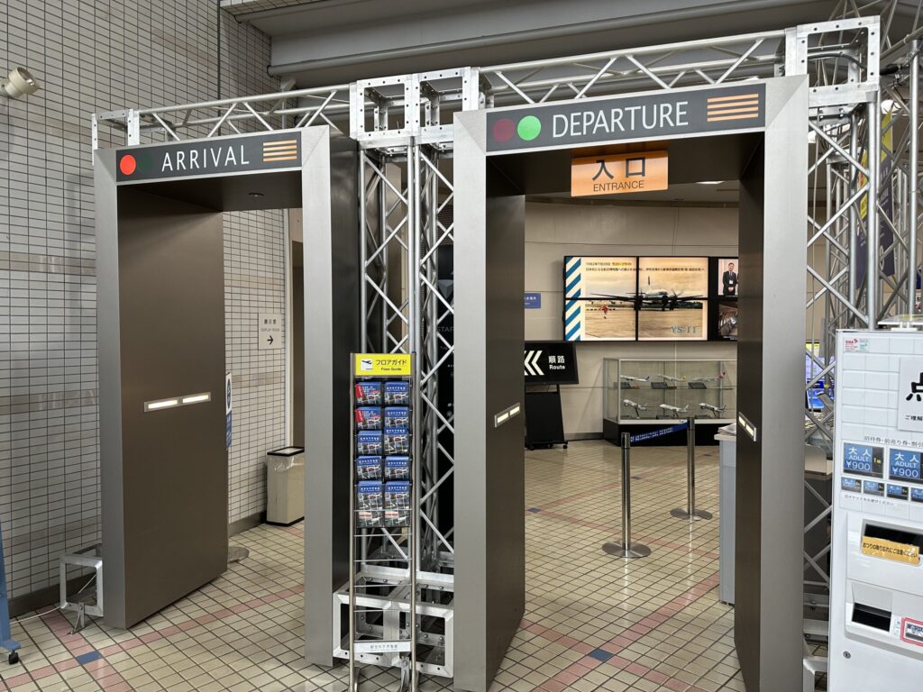 空港のゲートを模した航空科学博物館の展示室入口