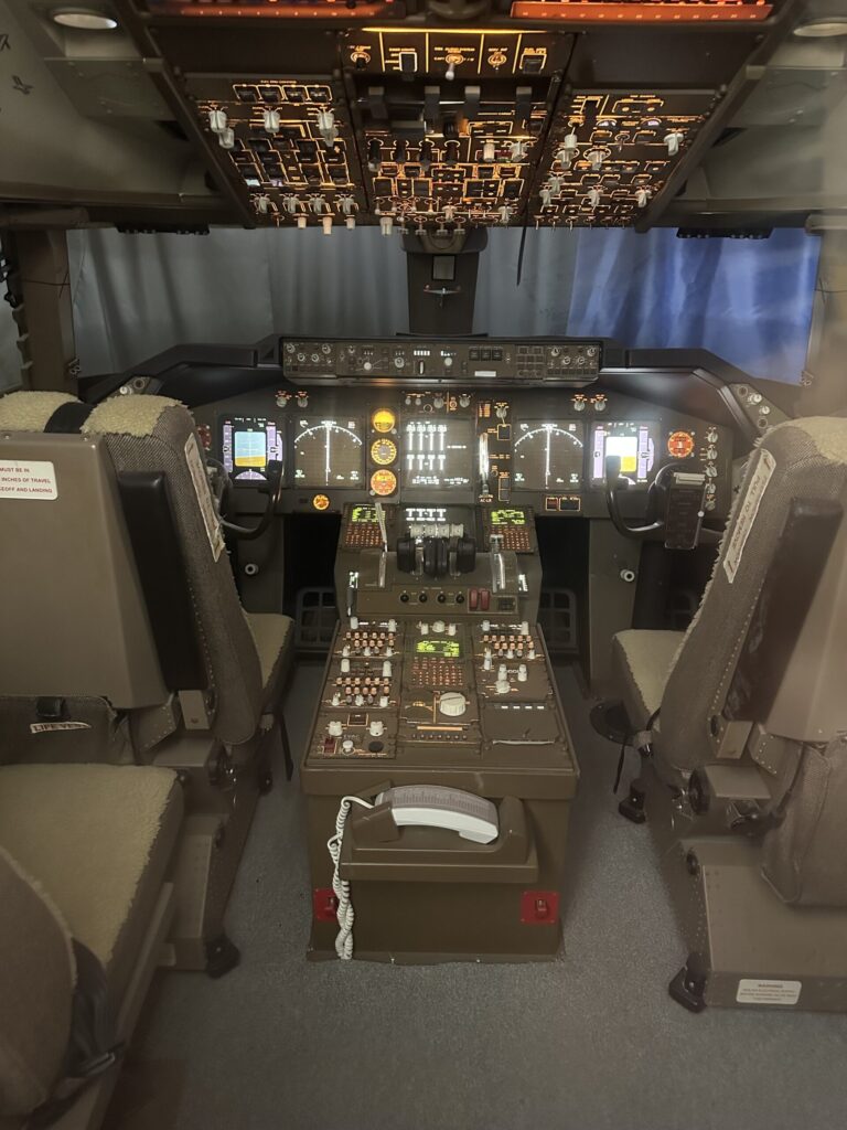 航空科学博物館に展示されたボーイング747のコックピット内部