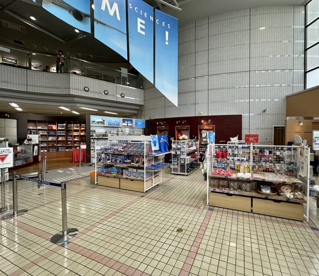 飛行機グッズが並ぶ航空科学博物館1階の売店コーナー