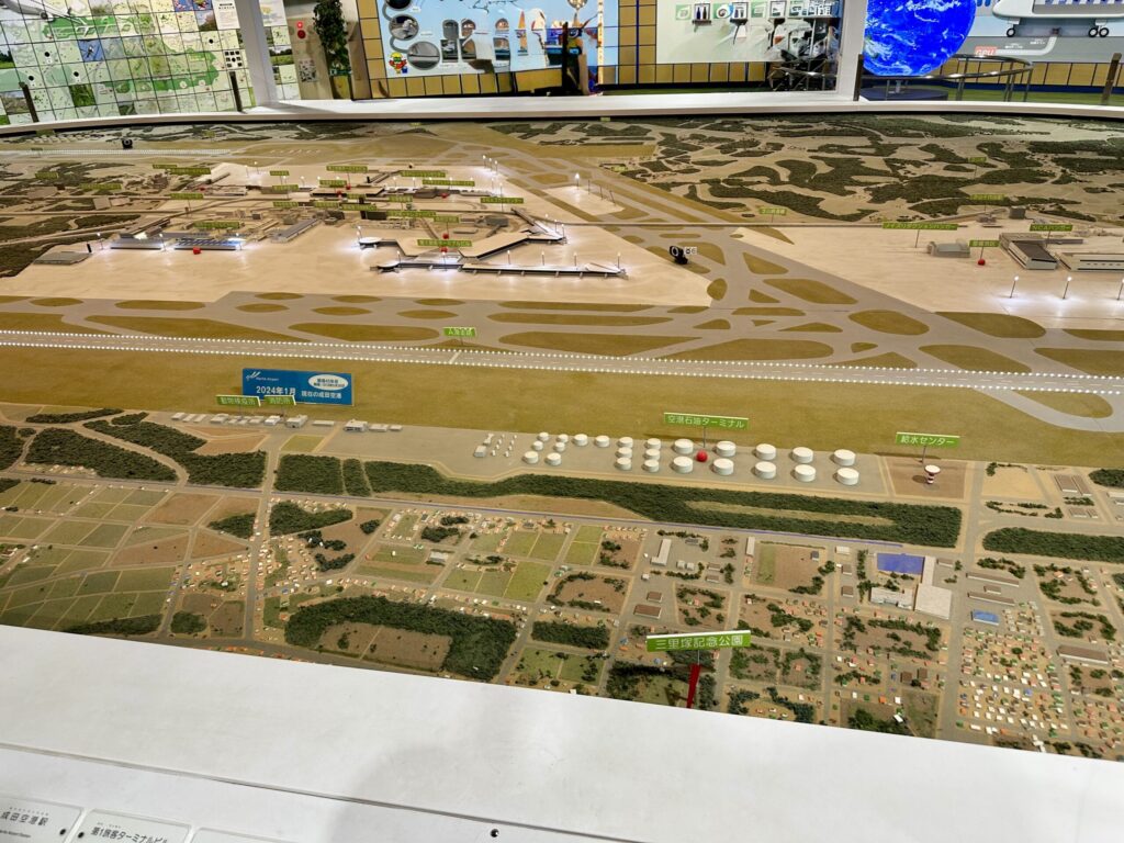 滑走路やターミナルを再現した成田空港の巨大ジオラマ