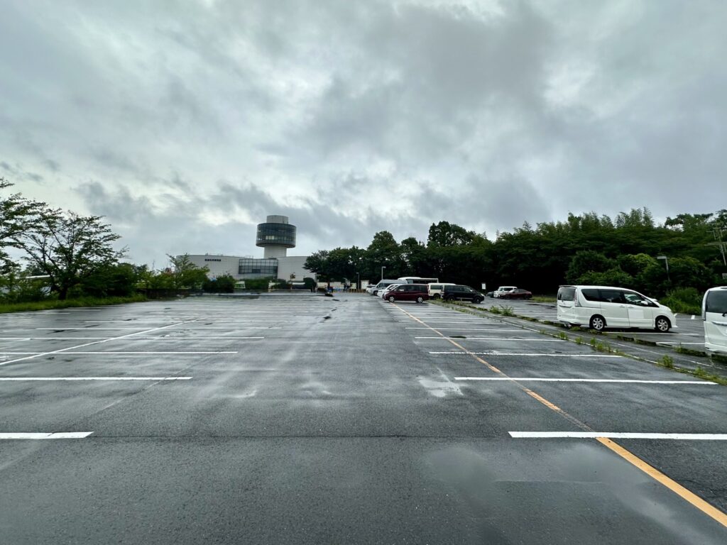 航空科学博物館の無料駐車場と展望塔のある建物