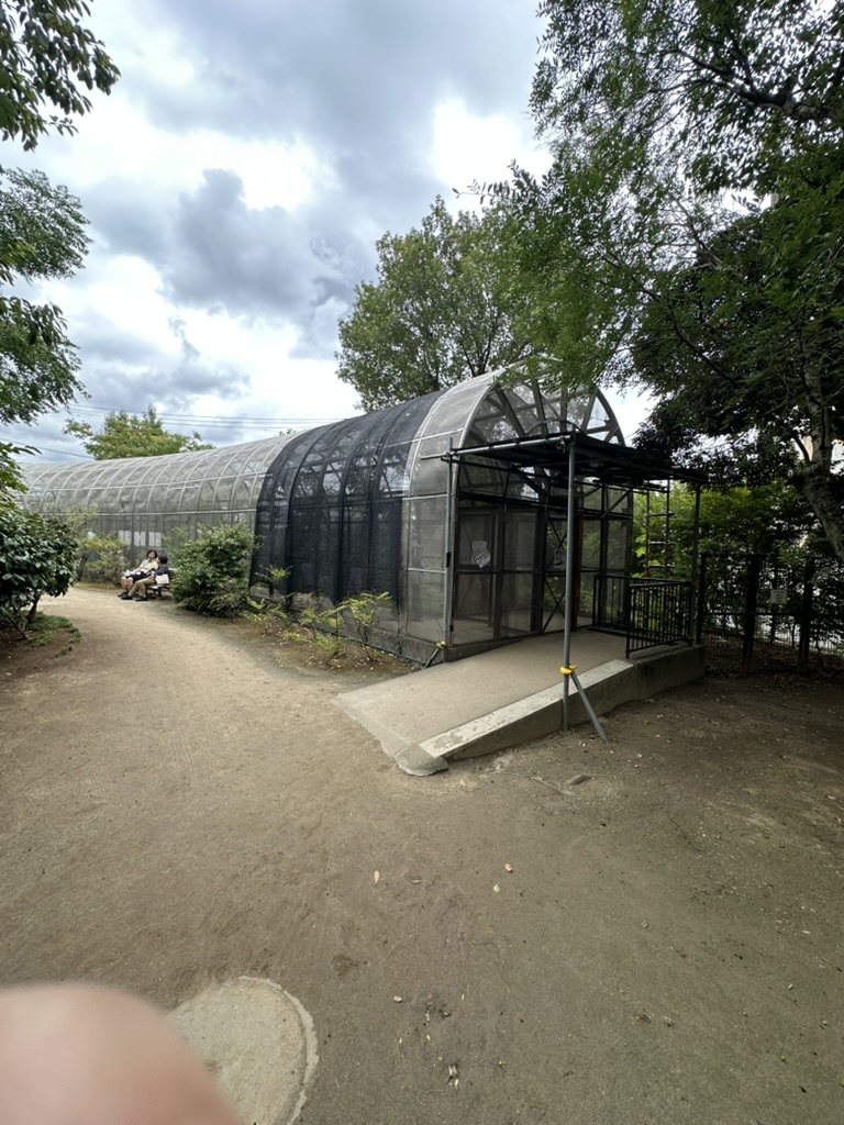 足立区生物園の屋外にある昆虫ドームの外観