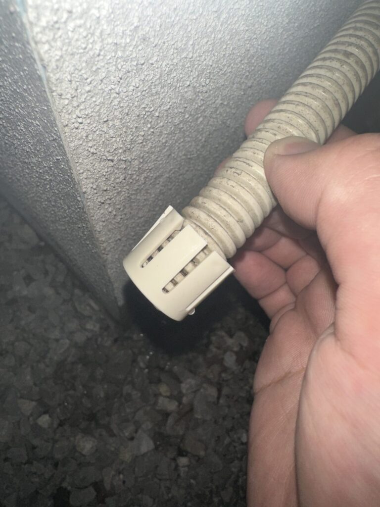 室外機のドレンホース先端に取り付けた防虫ドレンキャップ