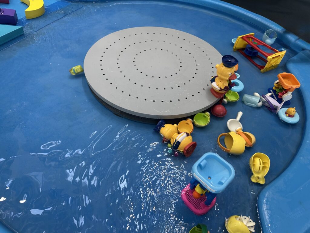 水の科学館アクアパークの水遊びプールに浮かぶカラフルなおもちゃ