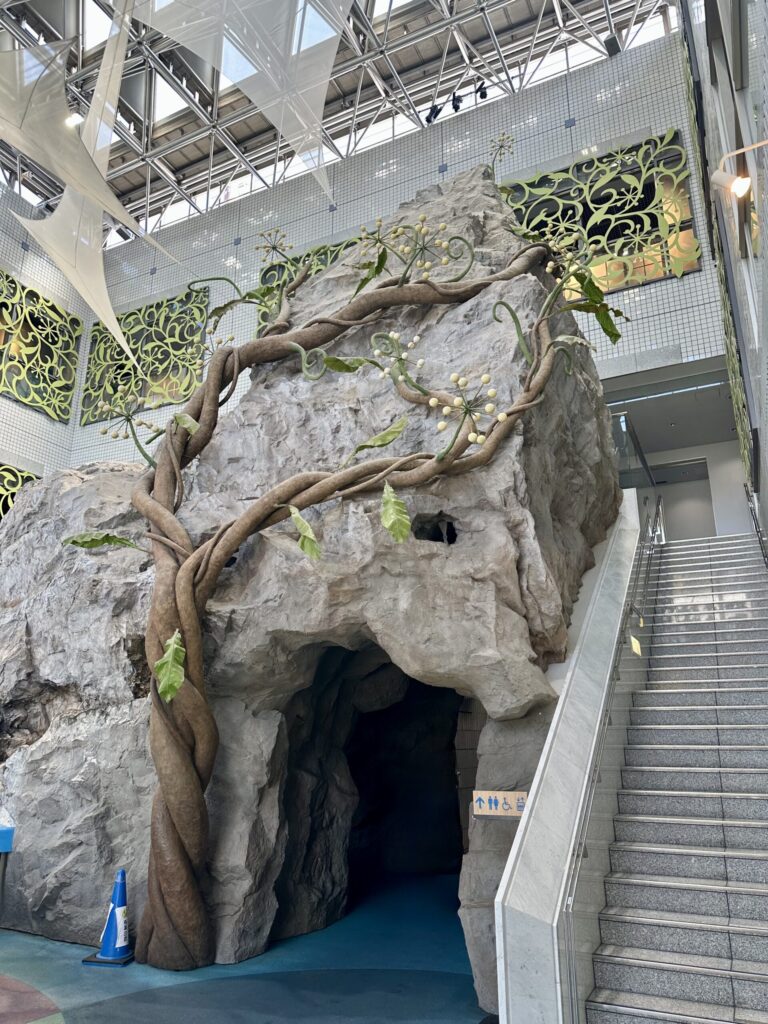 水の科学館アクアパークにある岩山を模した洞窟の入口