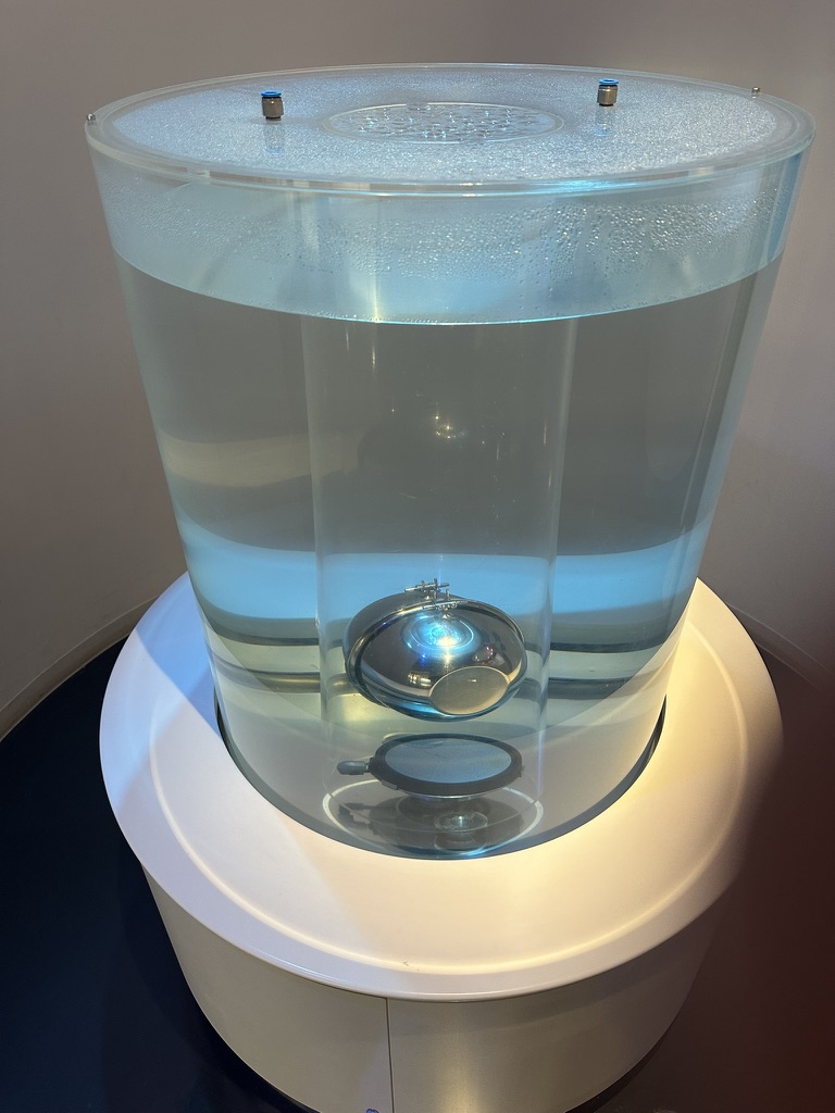 アクアラボラトリーの円筒水槽を使った水の実験展示