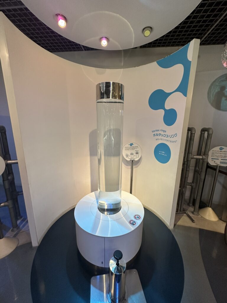 水の科学館のボルテックスリングと呼ばれる渦の輪の実験装置
