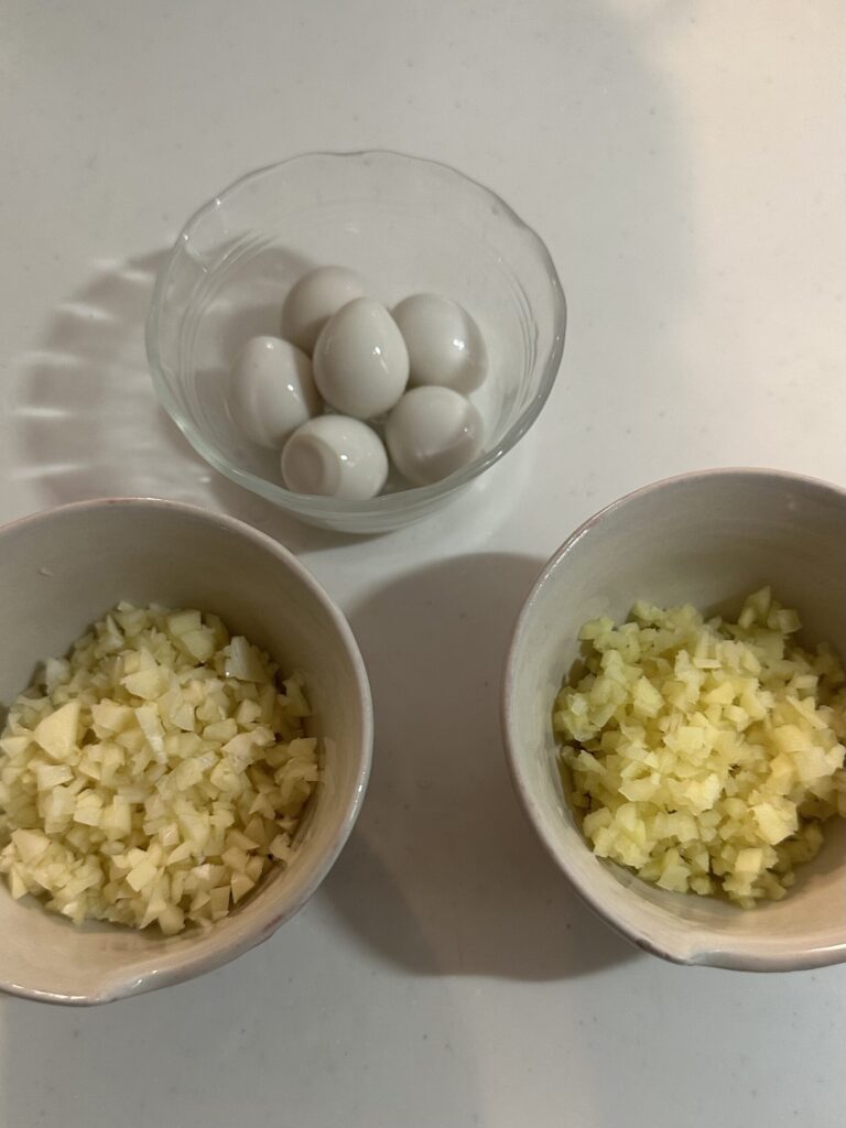 トッピング用に準備したうずらの卵・刻みにんにく・刻みしょうが
