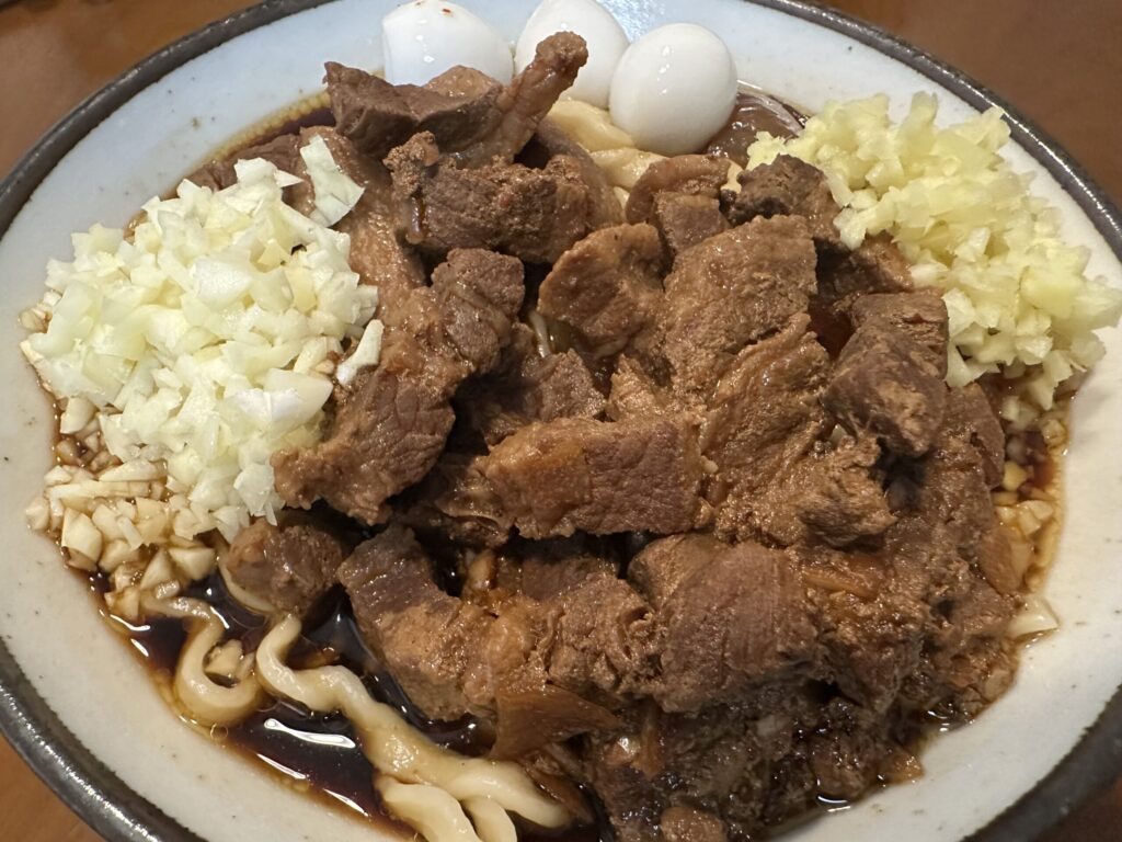 完成したすず鬼のスタ満ソバ。ゴロゴロの豚肉とにんにくが山盛り