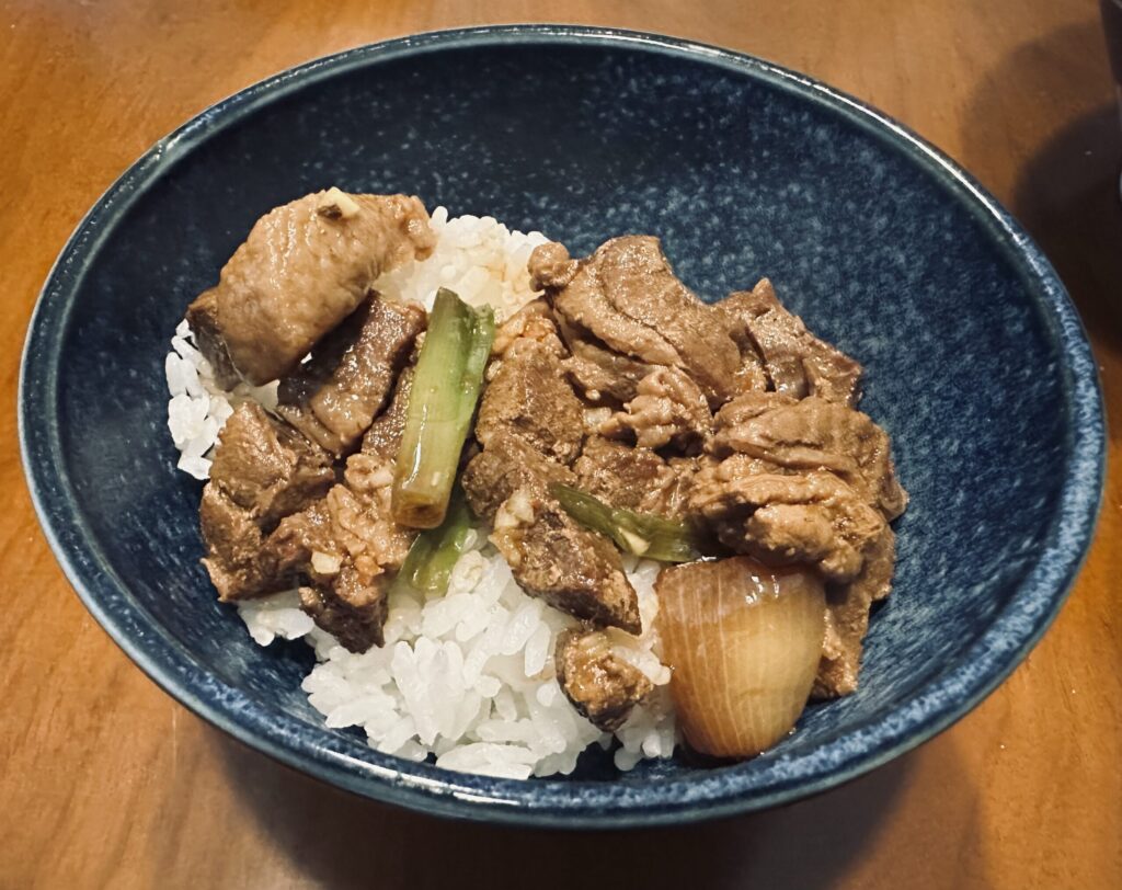 残った具材をご飯にのせたミニスタ丼風アレンジ