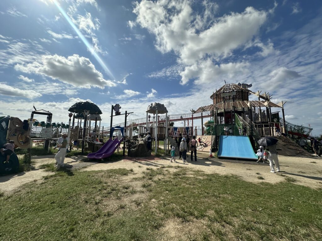 しらこばと公園の大型アスレチックで子どもたちが遊ぶ様子