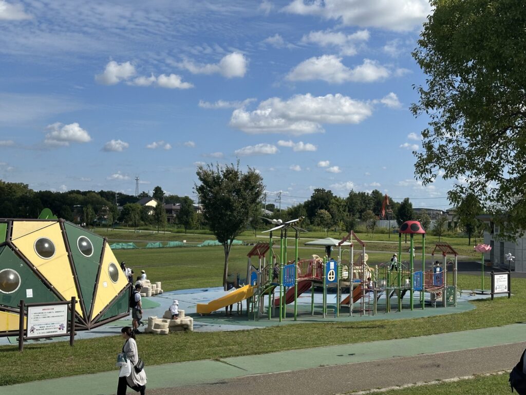 しらこばと公園の幼児向け遊具広場とカラフルな複合遊具