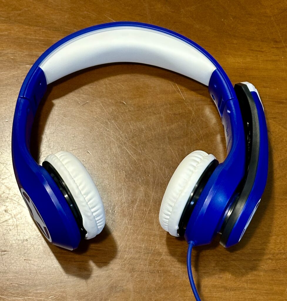 進研ゼミの講座から定期的に届いた青いヘッドホン