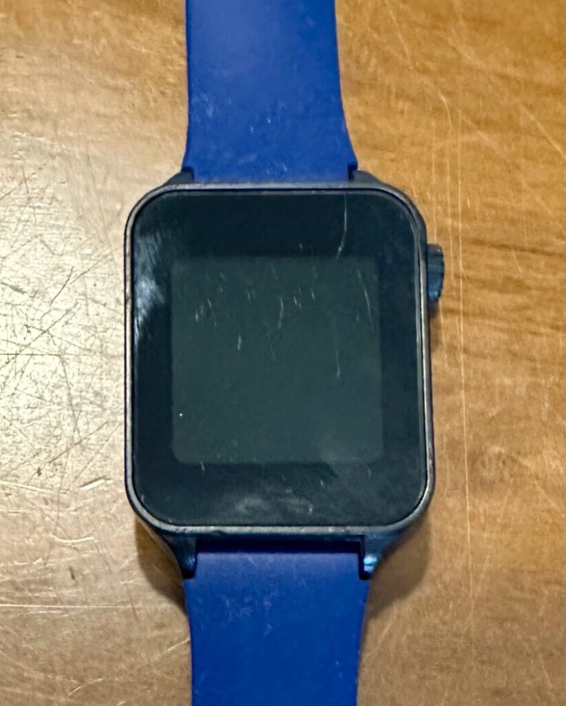進研ゼミの講座から届いた青いバンドのスマートウォッチ