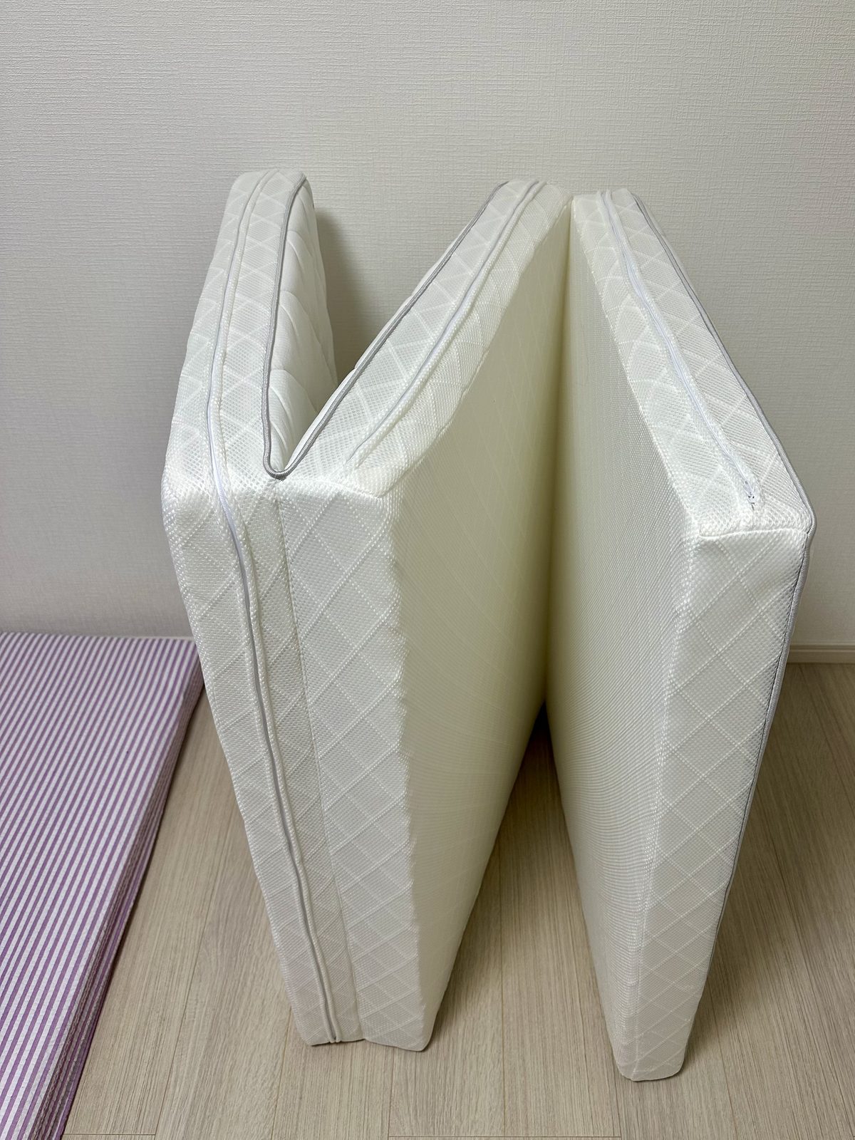 エアリーマットレスが折り目で自立している様子