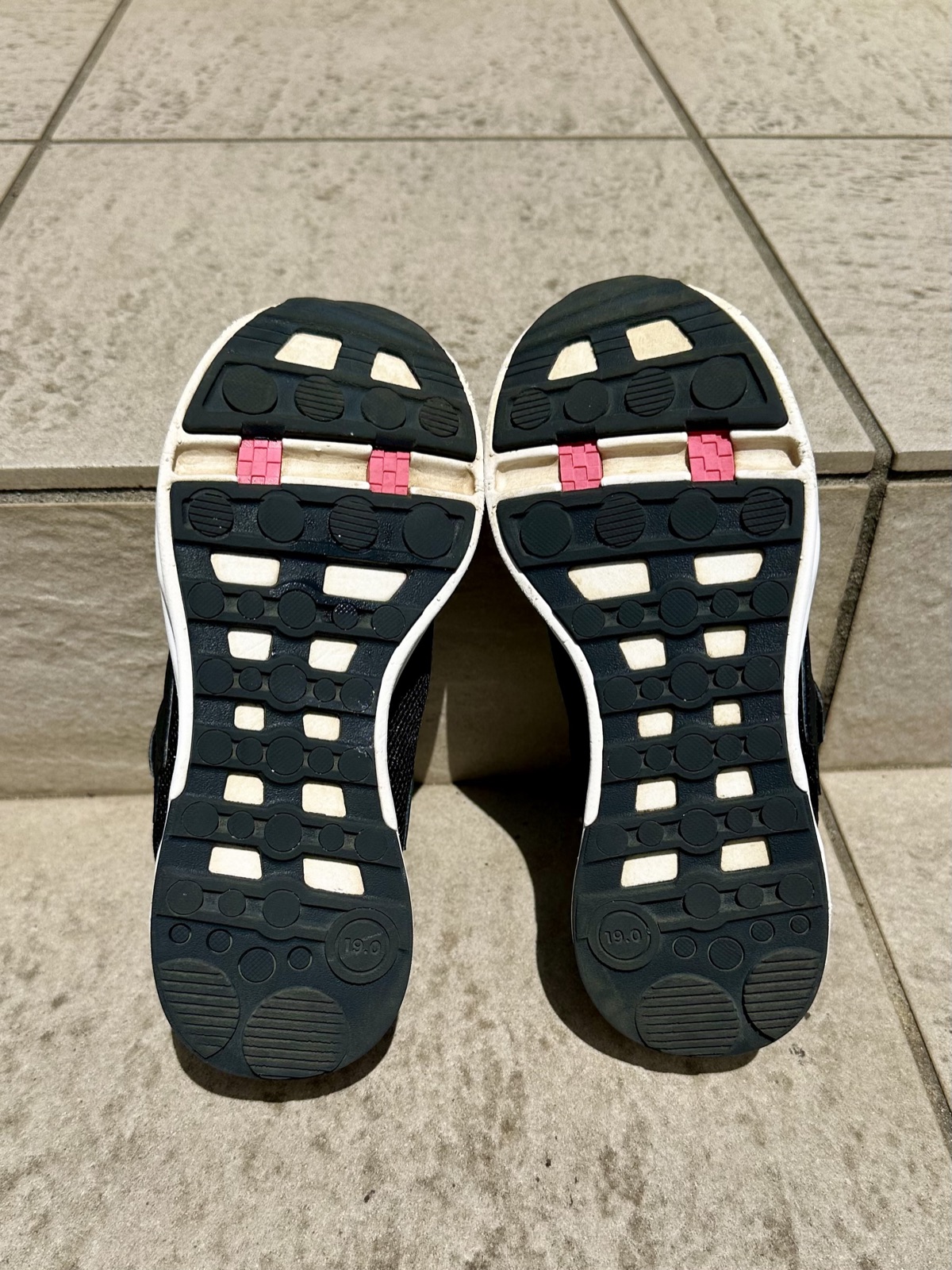 ブラッシュボーイで洗った後の靴底。白さが戻った