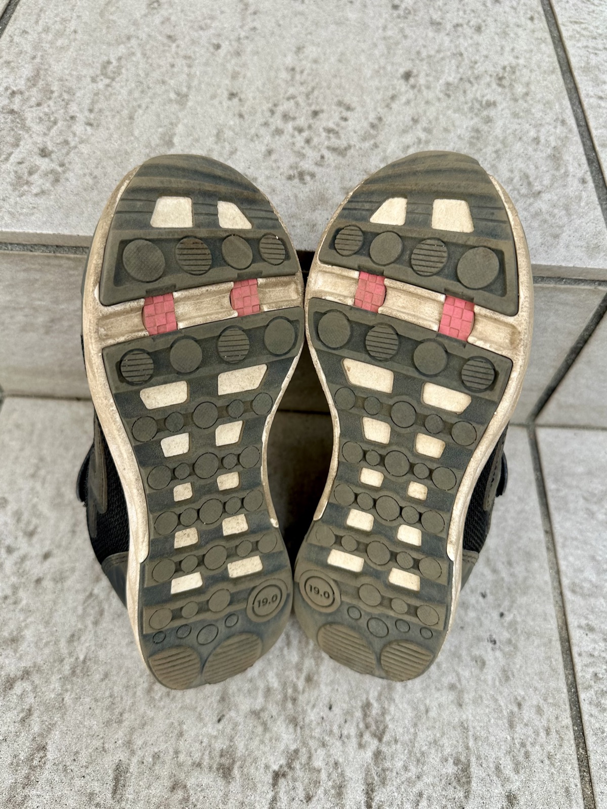 洗う前の靴底。溝に汚れが入り込んでいる