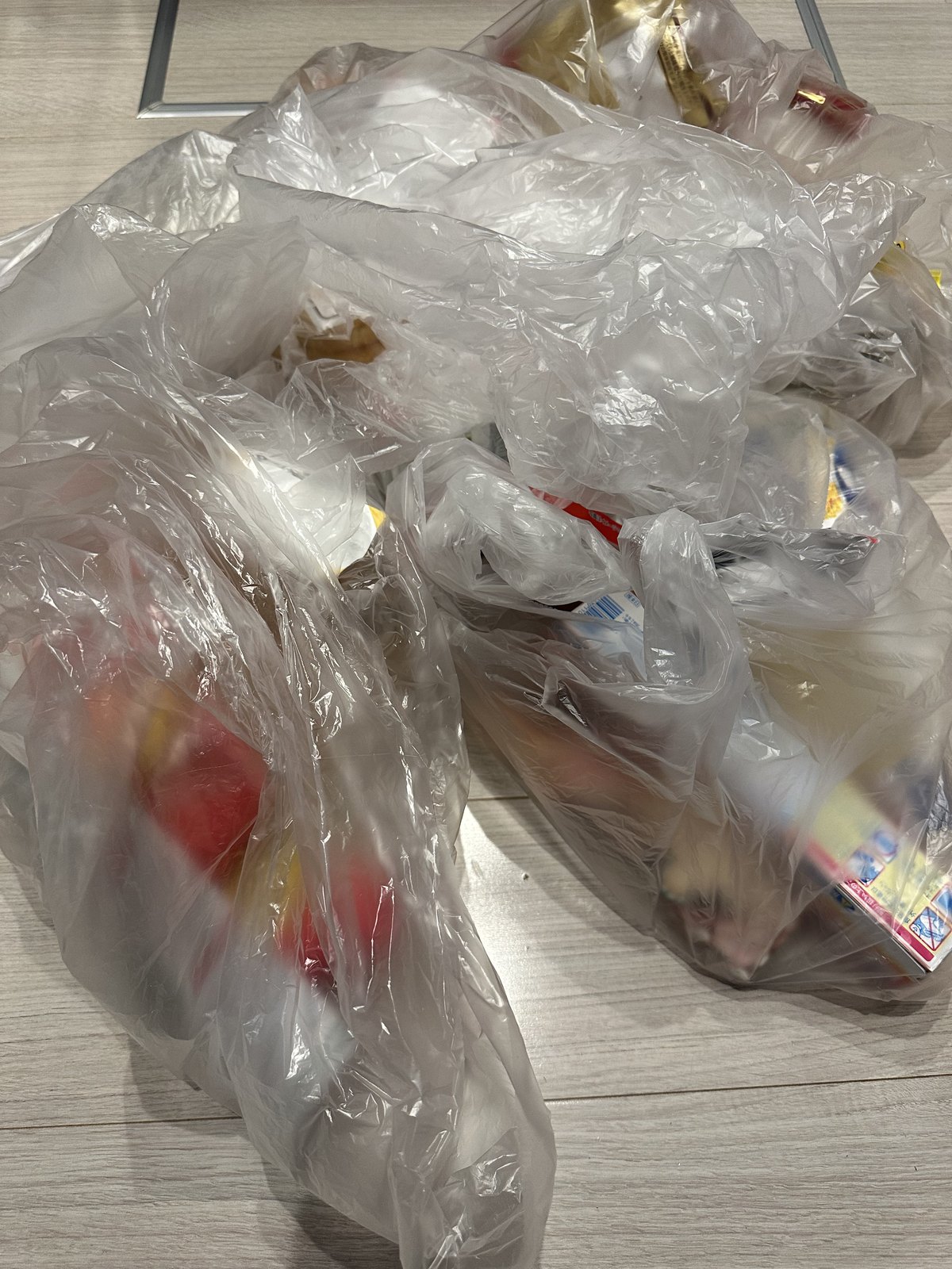 コープデリで届いた商品。冷凍食品や飲料、子どものパンなどが袋に入っている
