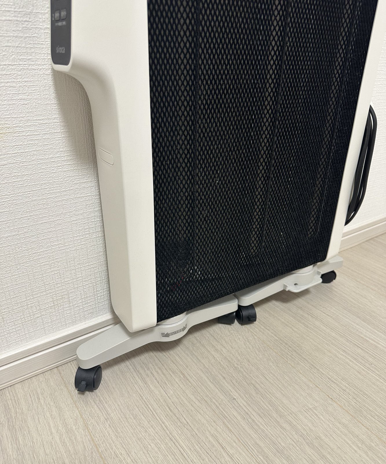 かるポカの脚を回して閉じた状態。脚の両端にキャスターが付いている