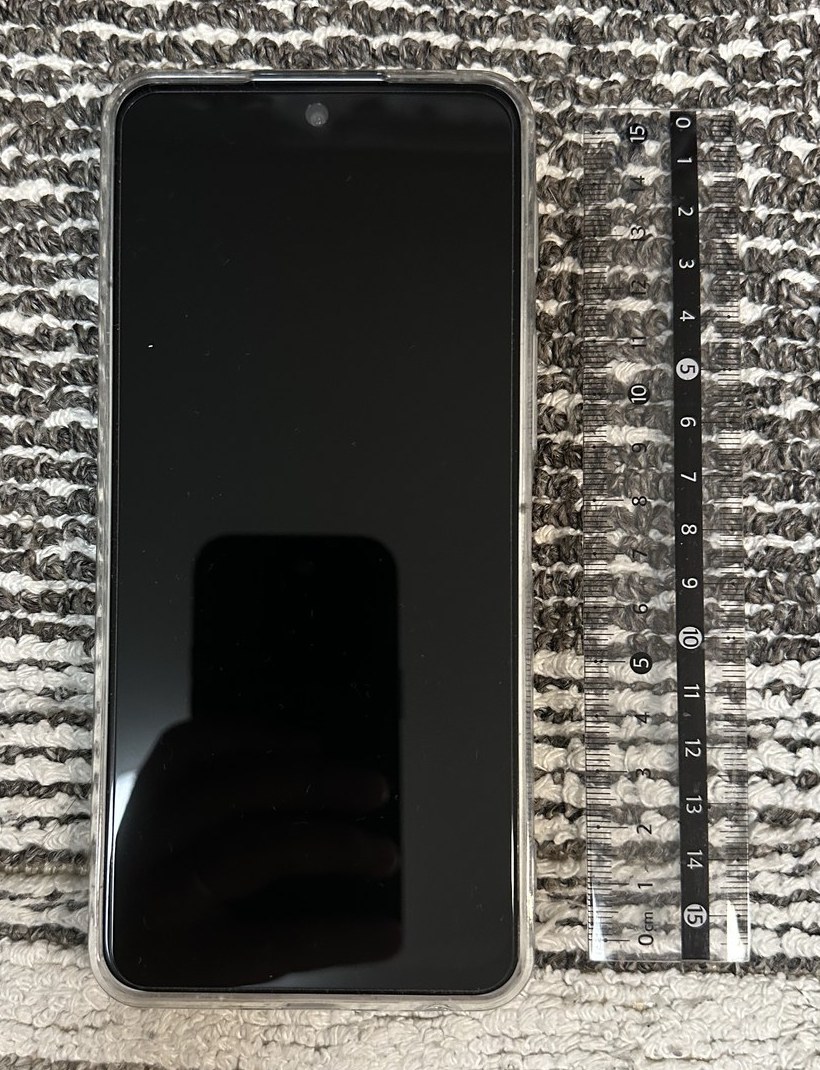 nubia S2R本体を15cmの定規と並べた写真。本体の長さは定規の15cmを超える大きさ