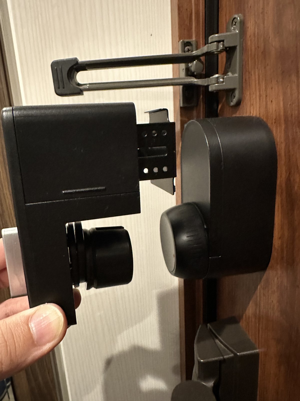 従来モデルのSwitchBotロックの背面。ドアに接する取付プレートとサムターンアダプターが見える