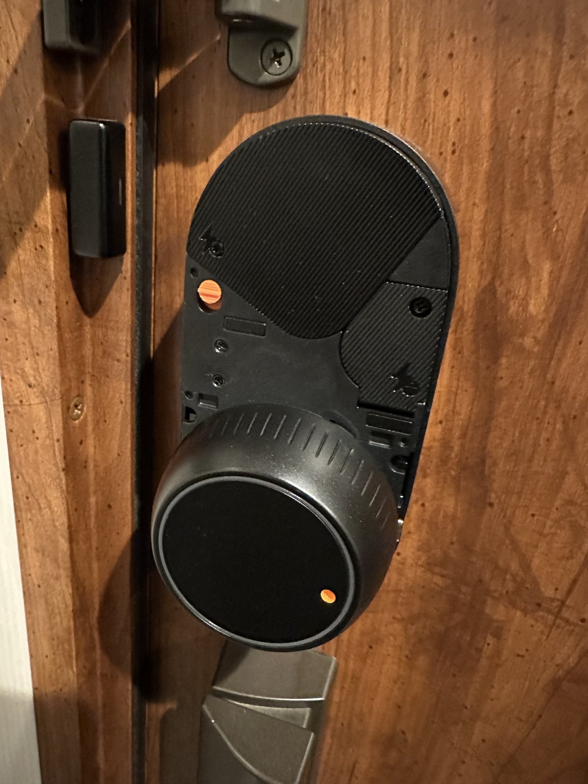 SwitchBotロックUltraのマグネット式電池カバーを外した状態。充電式のメインバッテリーが収まっている