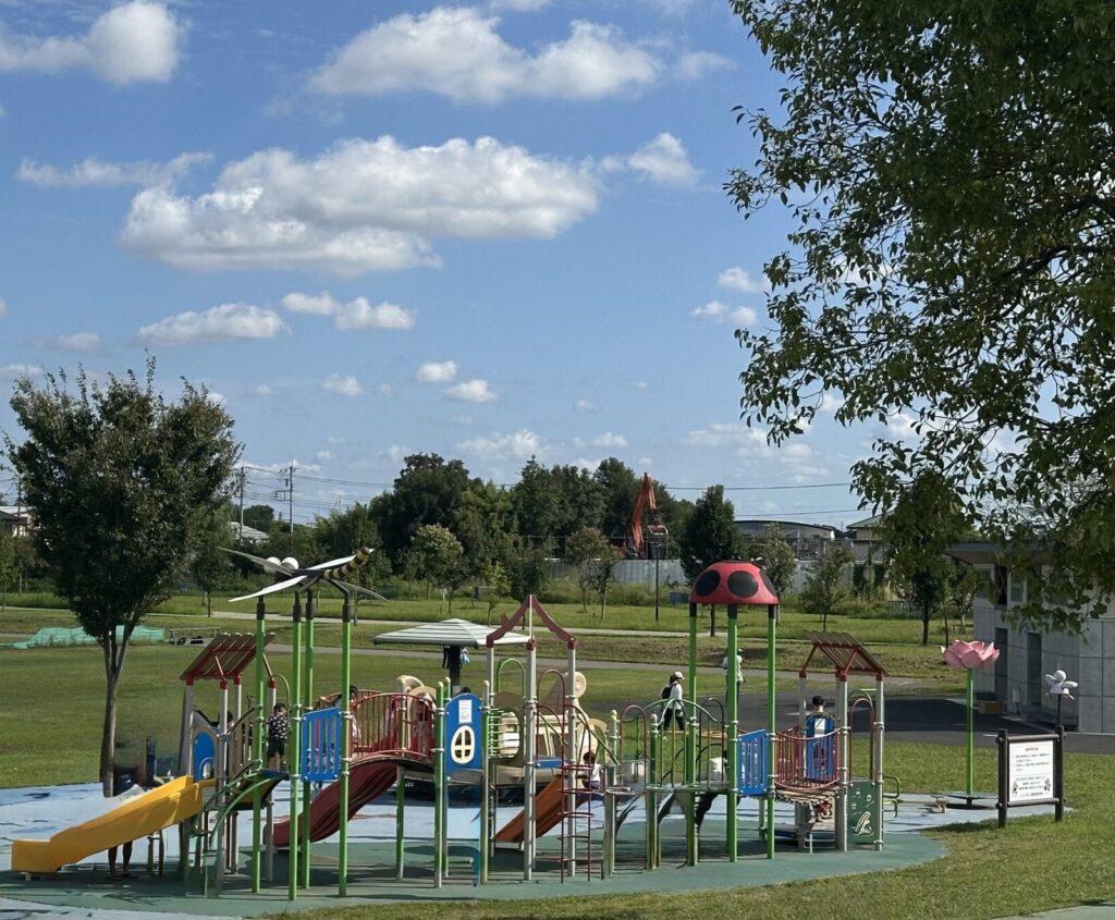 しらこばと公園の幼児向け遊具広場とカラフルな複合遊具
